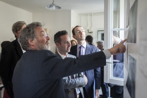 Ian Brossat, adjoint la maire de Paris chargé du logement, et François Vauglin, maire du 11e, visitent le logement réhabilité